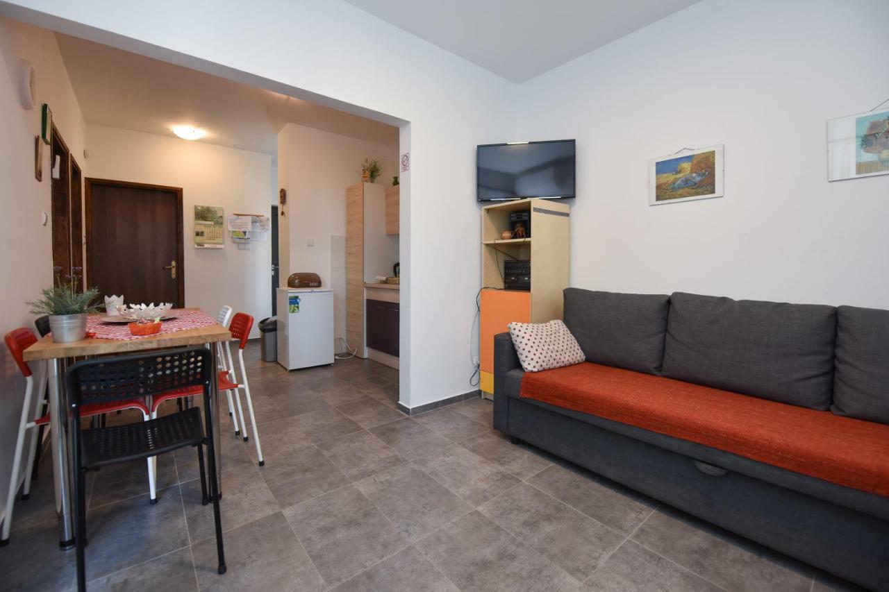 Apartments Enya Novalja Luaran gambar